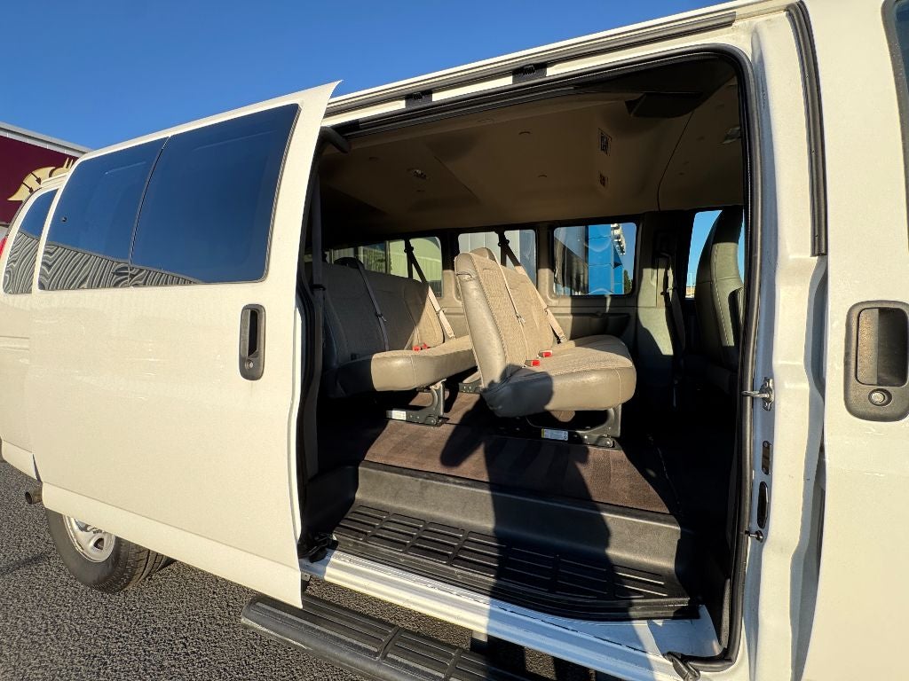 2021 Chevrolet Express Passenger 3500 1LT
