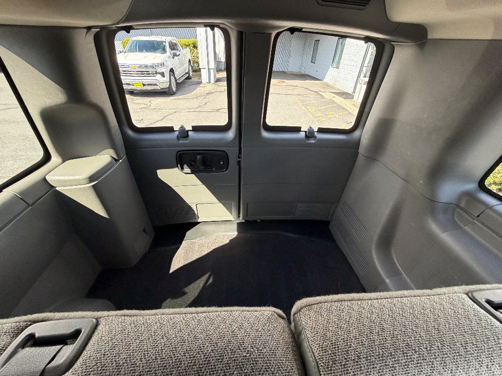 2025 Chevrolet Express Passenger 1LT