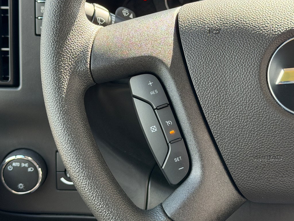 2025 Chevrolet Express Passenger 1LT