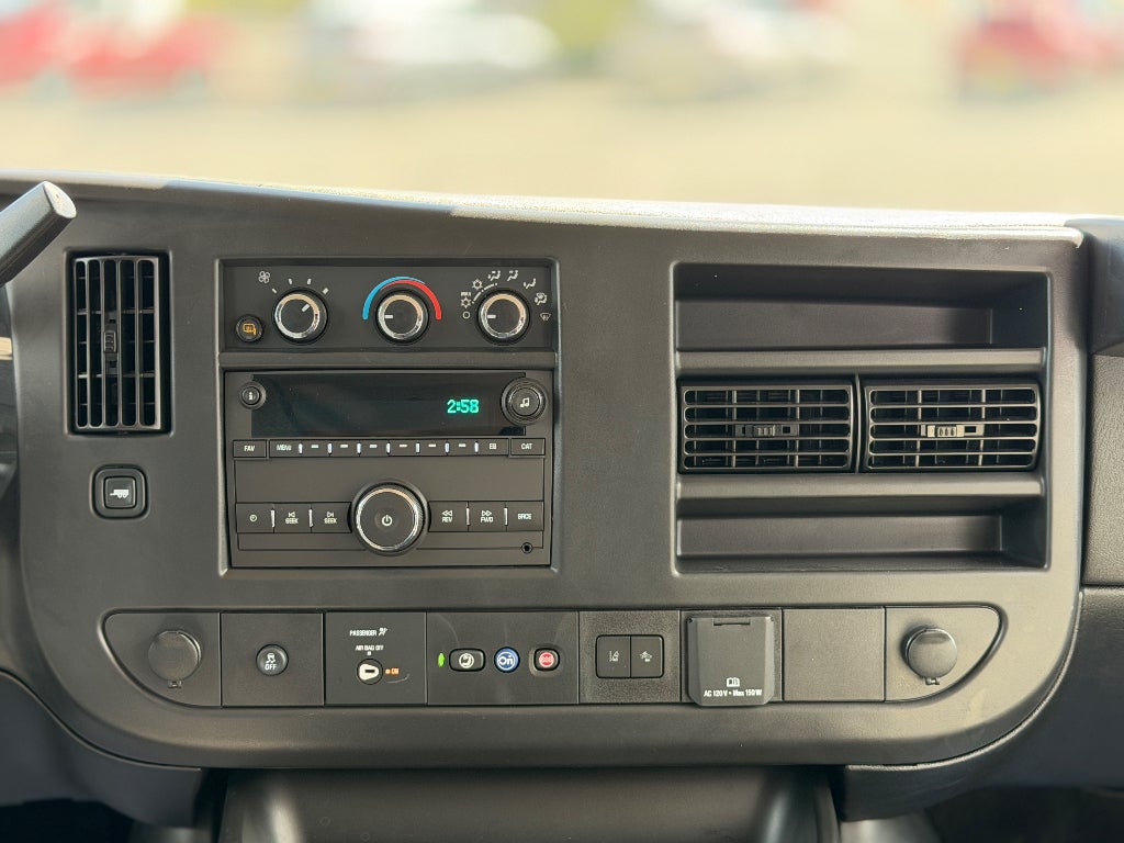 2025 Chevrolet Express Passenger 1LT