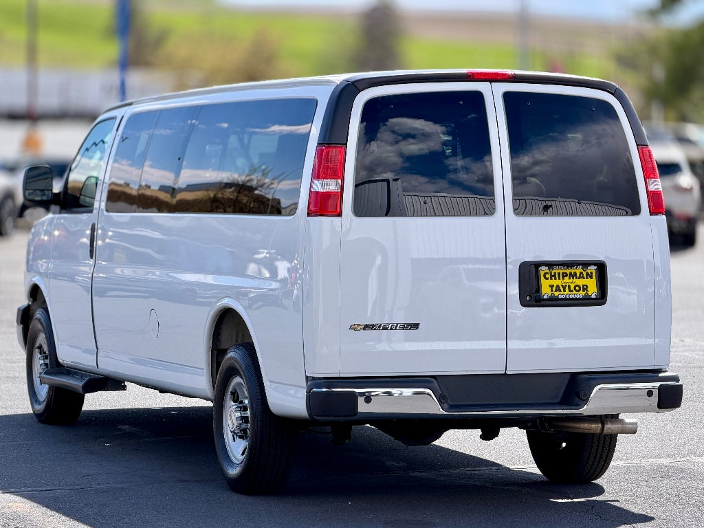 2025 Chevrolet Express Passenger 1LT