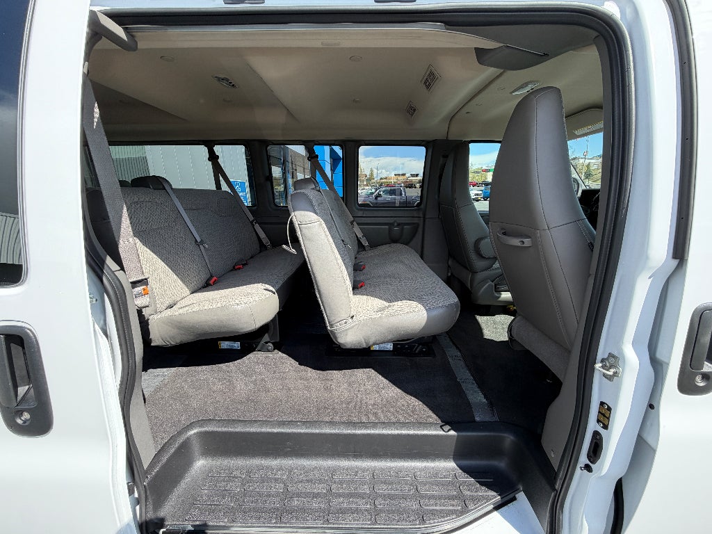 2025 Chevrolet Express Passenger 1LT